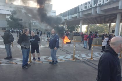 Desde muy temprano, puesteros y changadores llevaron adelante una manifestación en el ingreso del Mercado Central