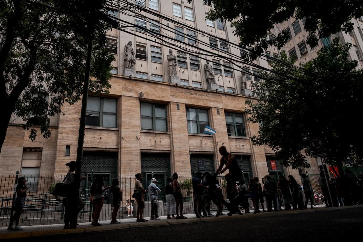 Desde muy temprano, se acercan muchas personas para ser atendidas en los consultorios de la Facultad de Odontología de la UBA