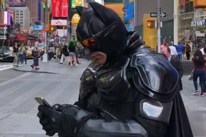 Desde Nueva York, un "Batman" argentino denunció fraude K en las PASO