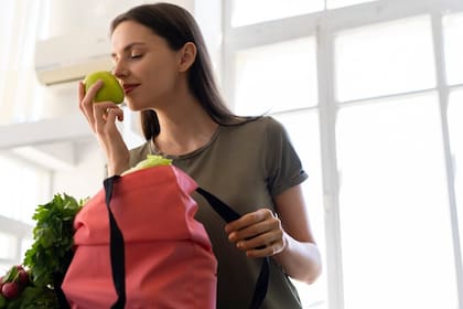 Desde oler alimentos antes de comerlos hasta centrarse en actividades cotidianas: los trucos para potenciar el olfato y mejorar la memoria