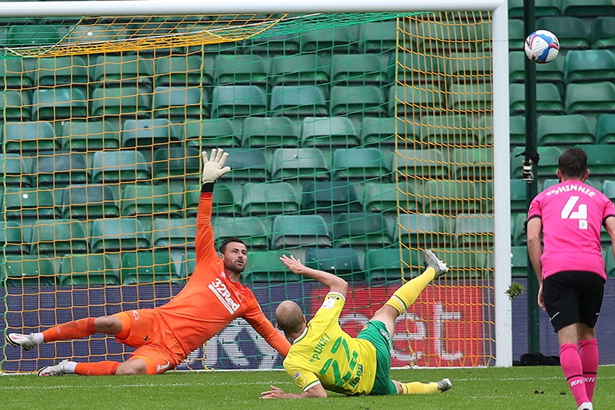 Desde otro ángulo: el resbalón de Pukki y el remate desviado.