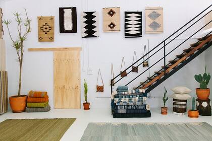 De manos artesanas de la Argentina a las más distantes latitudes. Pero siempre con un estilo y unos tonos reconocibles, que se destacan nítidamente en un concept store amplio y luminoso