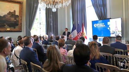 Desde París, el gobernador también anunció la nueva plata de Aura Aero en Daytona Beach