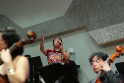 Desde pequeña manifestó su vocación musical y encontró en las canciones una forma de mantener vivo el vínculo con su padre fallecido
