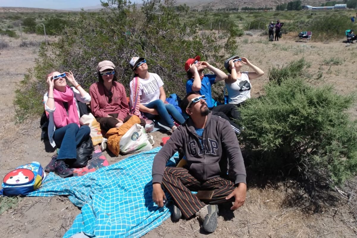 Desde Piedra del Águila, en Neuquén y con un viento feroz, Lucinda, María Sol y otros amigos viajaron desde Villa La Angostura para ver el eclipse