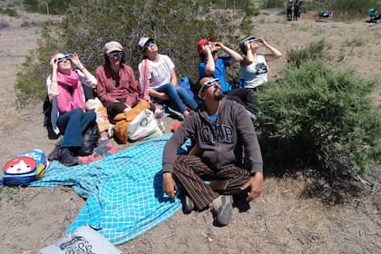 Desde Piedra del Águila, en Neuquén y con un viento feroz, Lucinda, María Sol y otros amigos viajaron desde Villa La Angostura para ver el eclipse