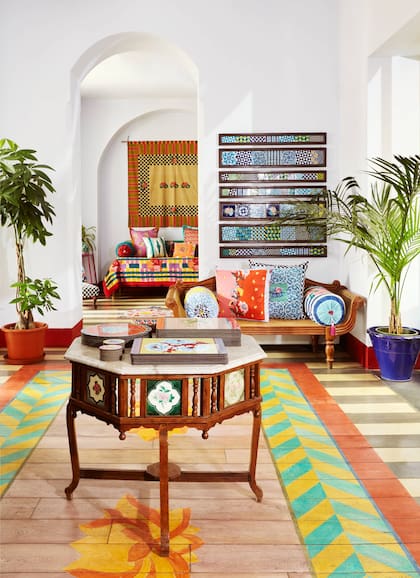 Desde pisos y muebles pintados a mano hasta el encuentro de colores fuertes cerca de muebles orientales, su showroom milanés tiene todo que ver con las casas de la madre y la hija detrás de esta marca.