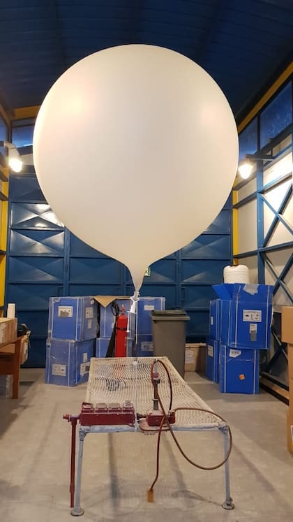 Desde Puerto Montt, Chile, Alejandro Arriagada lanza a diario un globo sonda como el de la foto