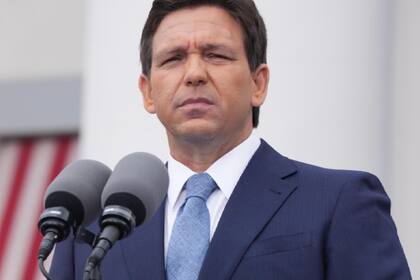 Desde que asumió como gobernador de Florida, Ron DeSantis impulsó proyectos de ley para restringir la educación en temas de orientación sexual e identidad de género