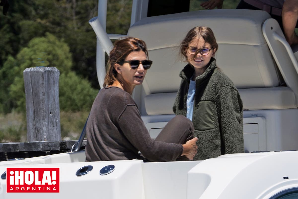 Desde que aterrizó en su casa nueva, Juliana (arriba, con Antonia) sale a caminar, cuida su huerta, cocina delicias con frutas autóctonas y pasea en lancha por el Nahuel Huapi.