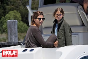 Desde que aterrizó en su casa nueva, Juliana (arriba, con Antonia) sale a caminar, cuida su huerta, cocina delicias con frutas autóctonas y pasea en lancha por el Nahuel Huapi.