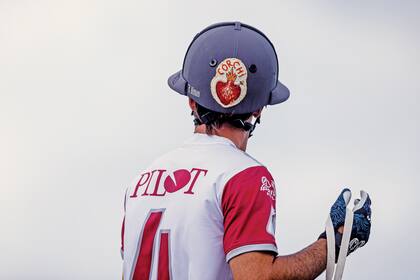 Desde que Clemente “Corchito” Zavaleta se accidentó jugando al polo, un mes atrás (sigue internado), Facu usa un casco intervenido en honor de su amigo. Además, formó parte de una movida solidaria y jugó la Zavaleta Perpetual Cup para aportar a la recuperación.