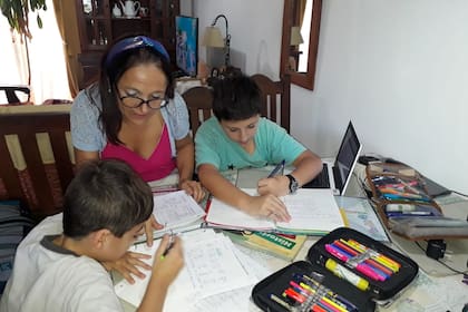 Desde que comenzó la cuarentena por el coronavirus, Liliana Gómez colabora con las tareas de sus hijos Lautaro y Joaquín, sin descuidar su labor de docente de jardín de infantes