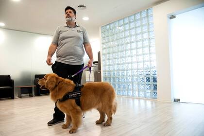 Desde que cumplió dos meses de vida, Titán fue especialmente entrenado para trabajar con niños y adolescentes