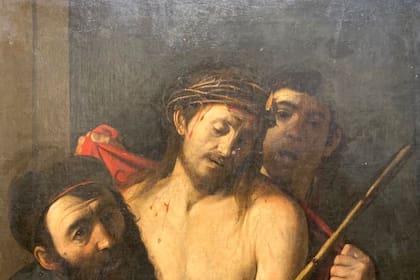 Desde que en marzo casi se vende por 1500 euros en una subasta en Madrid, este cuadro atribuido ahora a Caravaggio encierra uno de los mayores enigmas del arte