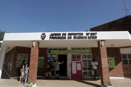 Desde que instalaron la huerta, los padres de los niños que asisten al Jardín N°907 María Elena Walsh han afianzado su rol en las actividades escolares.