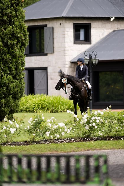 “Desde que tengo 7 años sueño con tener mi propio caballo y ganar un campeonato en este haras, y ahora mi sueño se hizo realidad. ¡Sigo sin poder creerlo!", dice India.