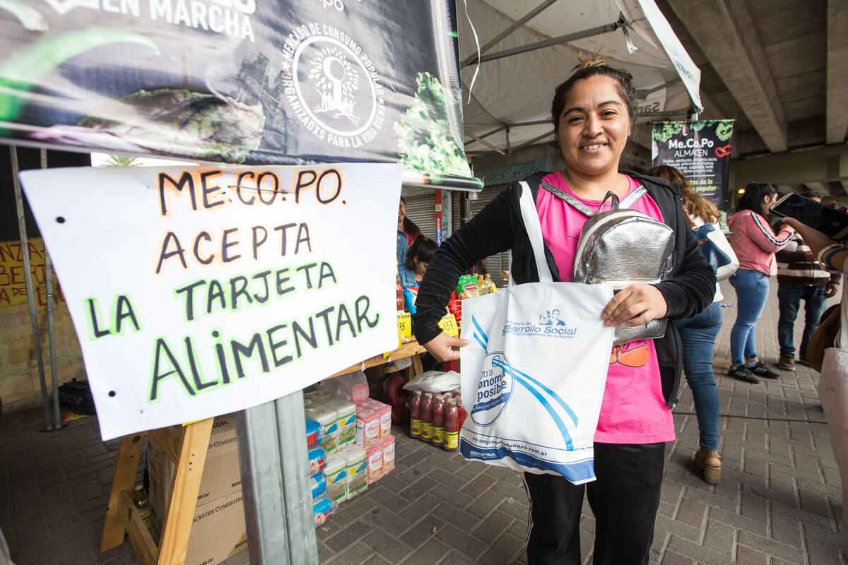 Desde que tiene la Tarjeta Alimentar, Cintia puede comprar alimentos a los que antes había renunciado. En las ferias mensuales que organizan los municipios consigue frutas, verduras y carnes a precios accesibles.