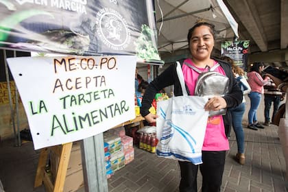 Desde que tiene la Tarjeta Alimentar, Cintia puede comprar alimentos a los que antes había renunciado. En las ferias mensuales que organizan los municipios consigue frutas, verduras y carnes a precios accesibles.