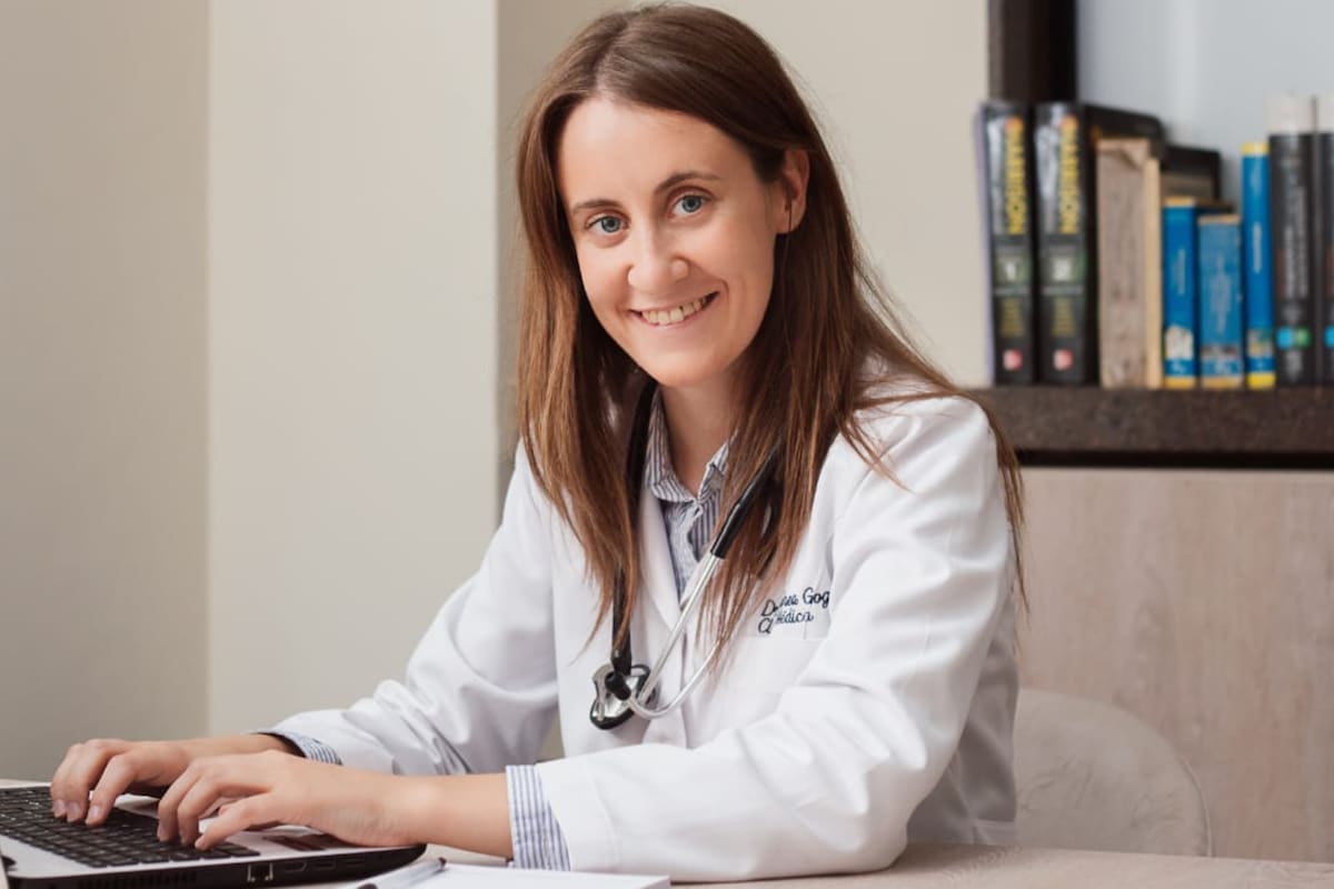 Desde su adolescencia, acompañar a su abuela a distintos médicos despertó la curiosidad de estudiar esta carrera.