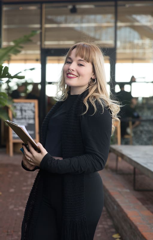Desde su apertura a fines de 2021, el restaurante frente al río se convirtió en un spot favorito para comer o tomar algo. Los fines de semana hay espera de una hora o más para conseguir una de sus mesas.