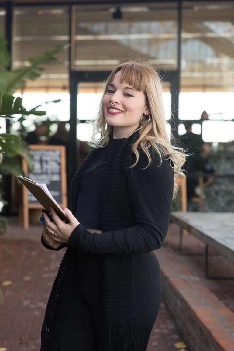 Desde su apertura a fines de 2021, el restaurante frente al río se convirtió en un spot favorito para comer o tomar algo. Los fines de semana hay espera de una hora o más para conseguir una de sus mesas.