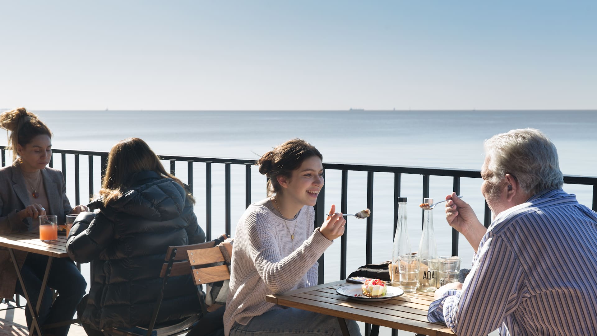 Desde su apertura a fines de 2021, el restaurante frente al río se convirtió en un spot favorito para comer o tomar algo. Los fines de semana hay espera de una hora o más para conseguir una de sus mesas.