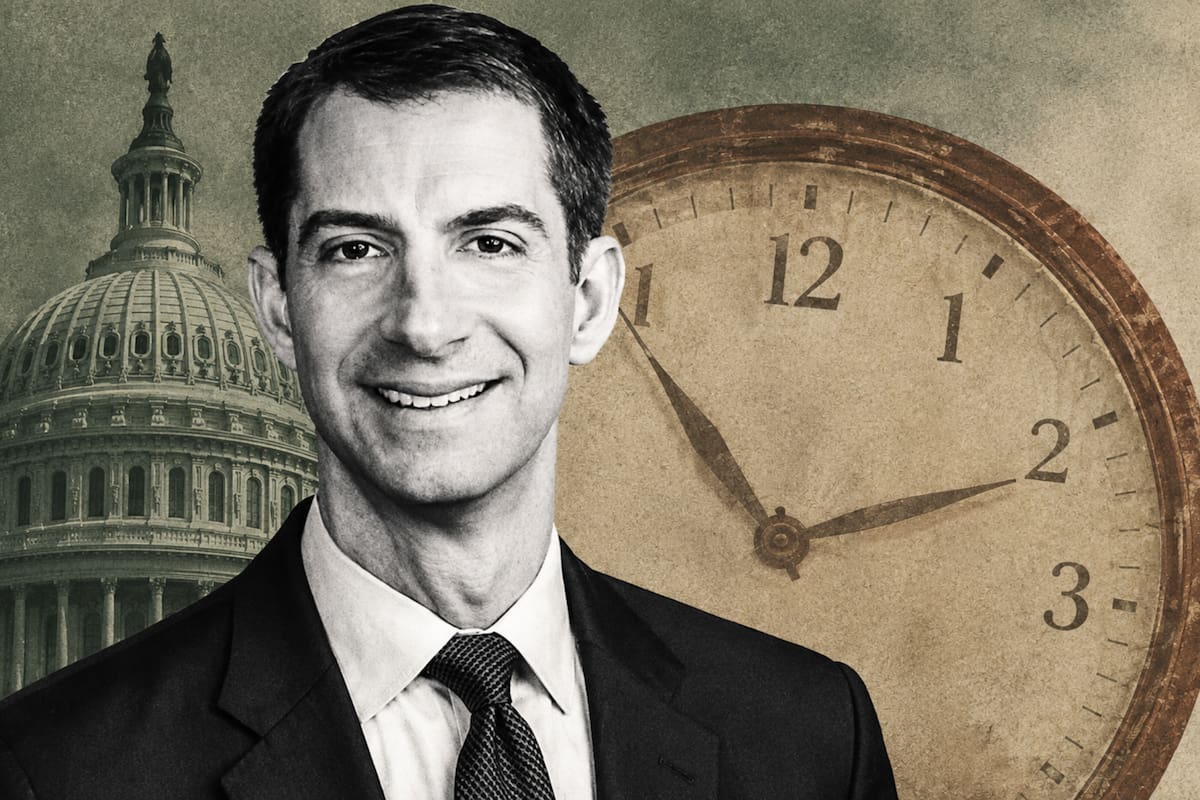 Desde su banca en el Senado, el republicano Tom Cotton rechaza la ley que modificaría el cambio de horario
