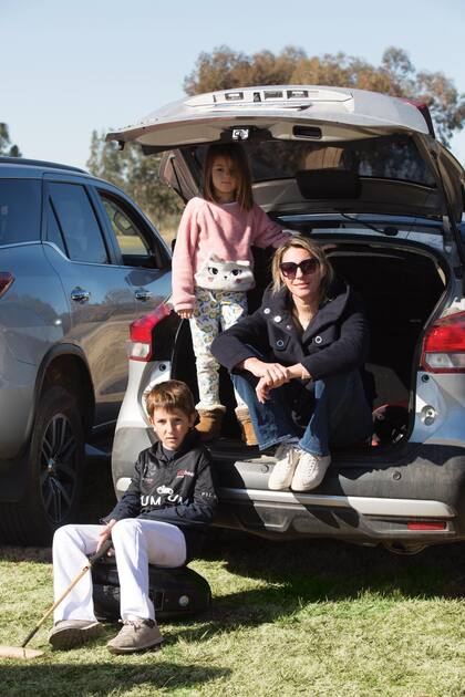 Desde su camioneta, Mona Goti aplaudió a su hijo Isidro durante el partido.