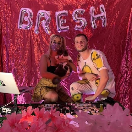 Desde su casa, el DJ Alejandro Saporiti a.k.a b.r.o.d.e.r y junto a su novia, realizaron una de las fiestas más concurridas de toda la web.