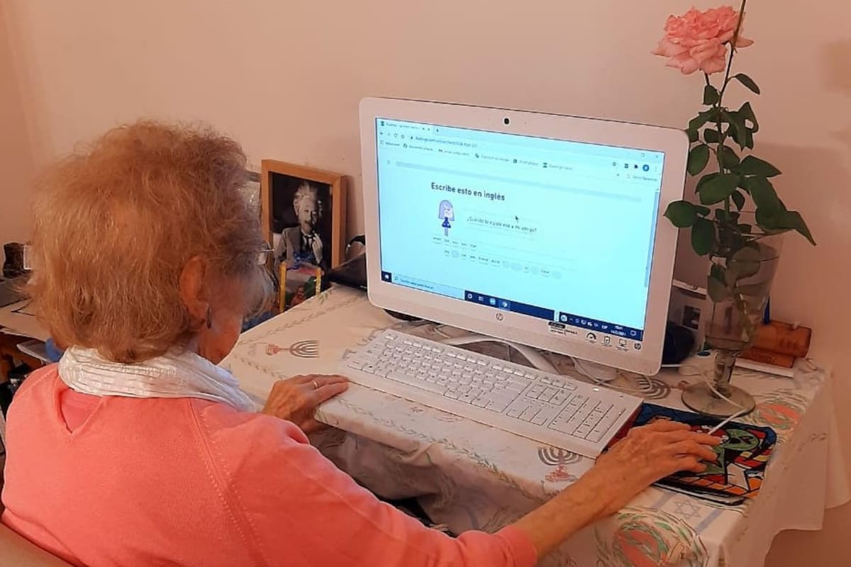 Desde su casa y conectada a Internet, Elen logró aprender a leer y escribir en inglés