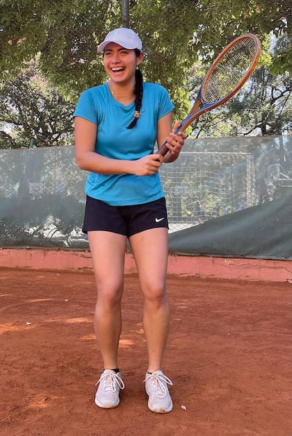 Desde su círculo íntimo cuentan que ya de chiquitita Andanin entrenaba con su papá en la cancha 1 del Vilas Club, llevando su raqueta head grande. Si bien los niños suelen dar su primeros pasos en el tenis con raquetas junior; Guillermo Vilas quiso que su hija aprendiera a jugar con una de adultos desde el primer día.