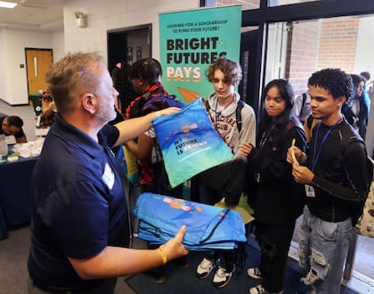 Desde su creación en 1988, la Florida Lottery ha contribuido con más de 48.000 millones de dólares a la educación, apoyando a más de un millón de estudiantes con becas y recursos escolares