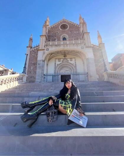 Desde su cuenta en Instagram, con un ejemplar del diario El Mundo en mano, Wynnie celebró en Madrid la difusión de sus obras