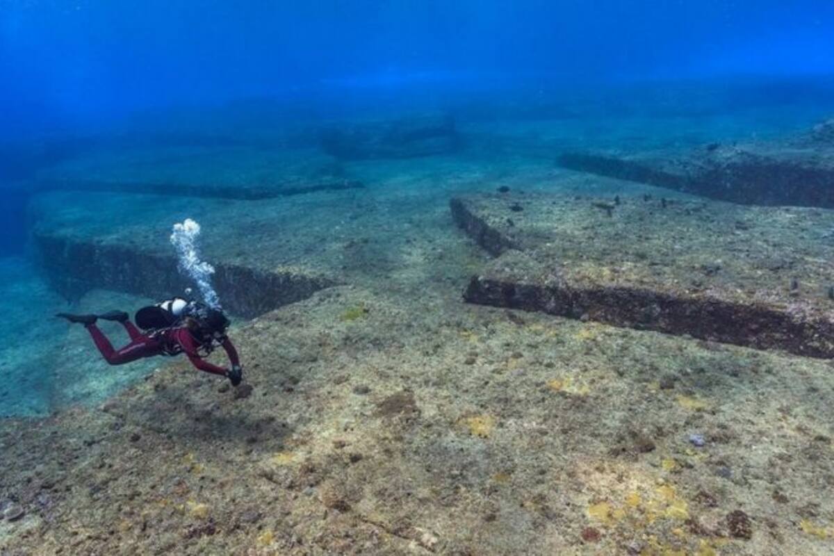 Desde su descubrimiento en 1987, una formación rocosa en forma de pirámide cerca de la costa de las islas Ryukyuen intriga a buceadores y geólogos