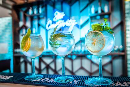 Desde su exclusivo espacio en arteBA, Bombay Sapphire dio una master class de coctelería creativa. ¿Cuál es la receta para aromatizar y decorar tu gin tonic?