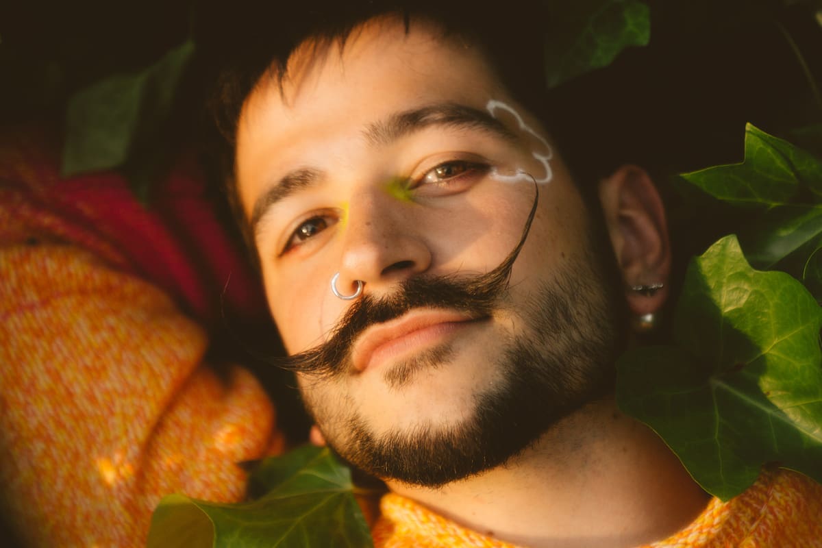 Desde su historia personal hasta su forma de criar a su hija, Camilo defiende que ser vulnerable no es un defecto, sino una fuerza capaz de conectar, sanar y crear