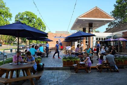 Desde su implementación, 74 restaurantes de Washington D.C. cerraron y el empleo en gastronomía cayó 3,5% en la capital estadounidense