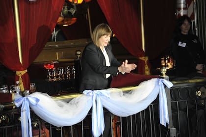 Desde su palco, el único adornado con tul blanco y tres grandes moños realizados con cinta de los colores de Argentina, Bullrich también aplaudió el trabajo del diseñador. La ausencia de Javier Milei, quien sí dijo presente el año pasado en el evento que Piazza realizó por sus 50 años en la moda-, despertó rumores acerca de un fuerte conflicto entre el libertario y el diseñador que el propio Piazza salió a desmentir
