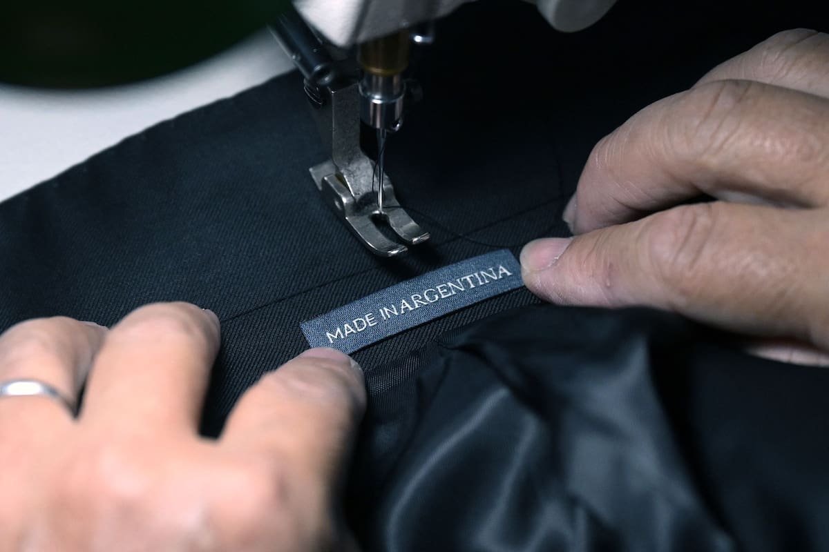 Desde su último máximo, la industria perdió casi 90.000 trabajadores registrados y explicó más de uno de cada tres asalariados privados formales que se perdieron desde noviembre de 2023 (FITA). (Photo by JUAN MABROMATA / AFP)