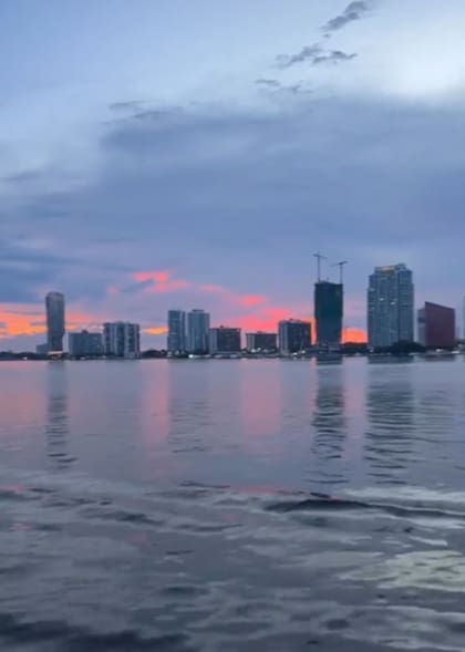Desde su yate, la familia disfrutó de la puesta del sol (Foto: Captura / TikTok @antonelaroccuzzo)