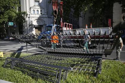 Desde temprano están trabajando para remover las rejas