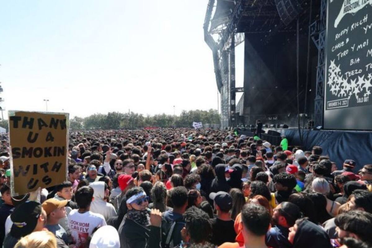 Desde temprano, la gente se aglutinó muy cerca del escenario