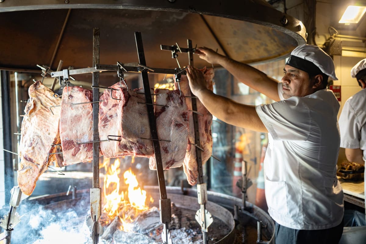 Desde temprano, las distintas carnes se cocinan a la estaca