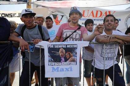 Desde temprano seguidores de Alberto Fernández comenzaron a llegar al Congreso
