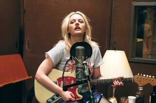 Cómo Elisabeth Moss se convirtió en un ícono grunge para 'Her Smell'