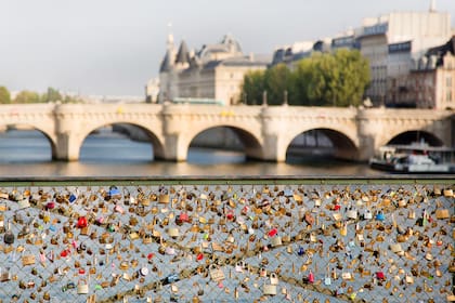 Desde todo el mundo, lo enamorados llegan hasta el Pont des Arts y otros puentes de París, para simbolizar las promesas de compromiso con un candado cerrado sobre la reja y su llave arrojada al Sena