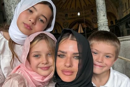 Desde Turquía, la China Suárez compartió en Instagram una tierna foto de sus tres hijos (Foto: Instagram @sangrejaponesa)