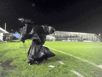 Desde un ángulo, la cancha desierta de Arsenal, un club que necesita de los visitantes