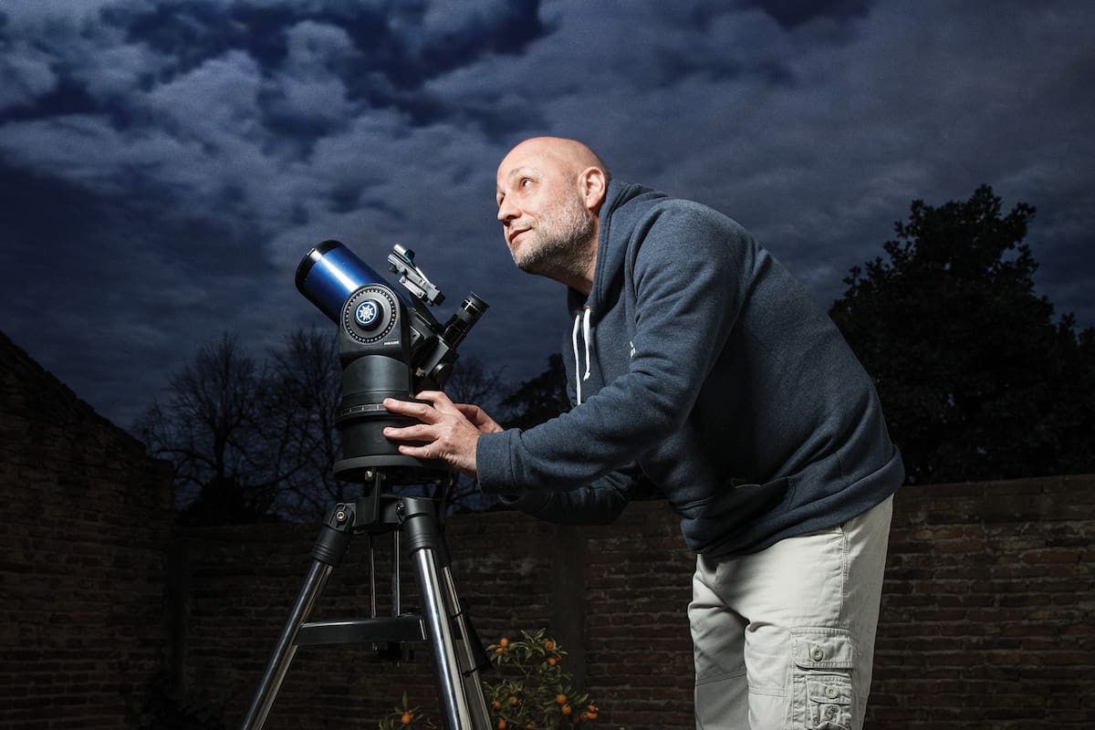 Desde un patio, un parque o un observatorio profesional, los amantes de la astronomía aprovecharon una ventana inesperada de tiempo en un planeta inéditamente detenido para maximizar su pasión